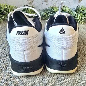 Nike Freak Men's White and Black Shoes | Size 7.5 Basketball Sneakers